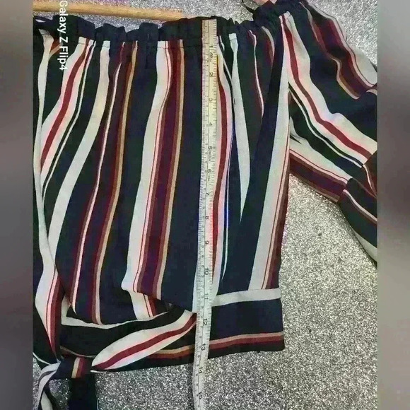 GUESS Off the shoulder  long sleeve crop top - Picture 3 of 6